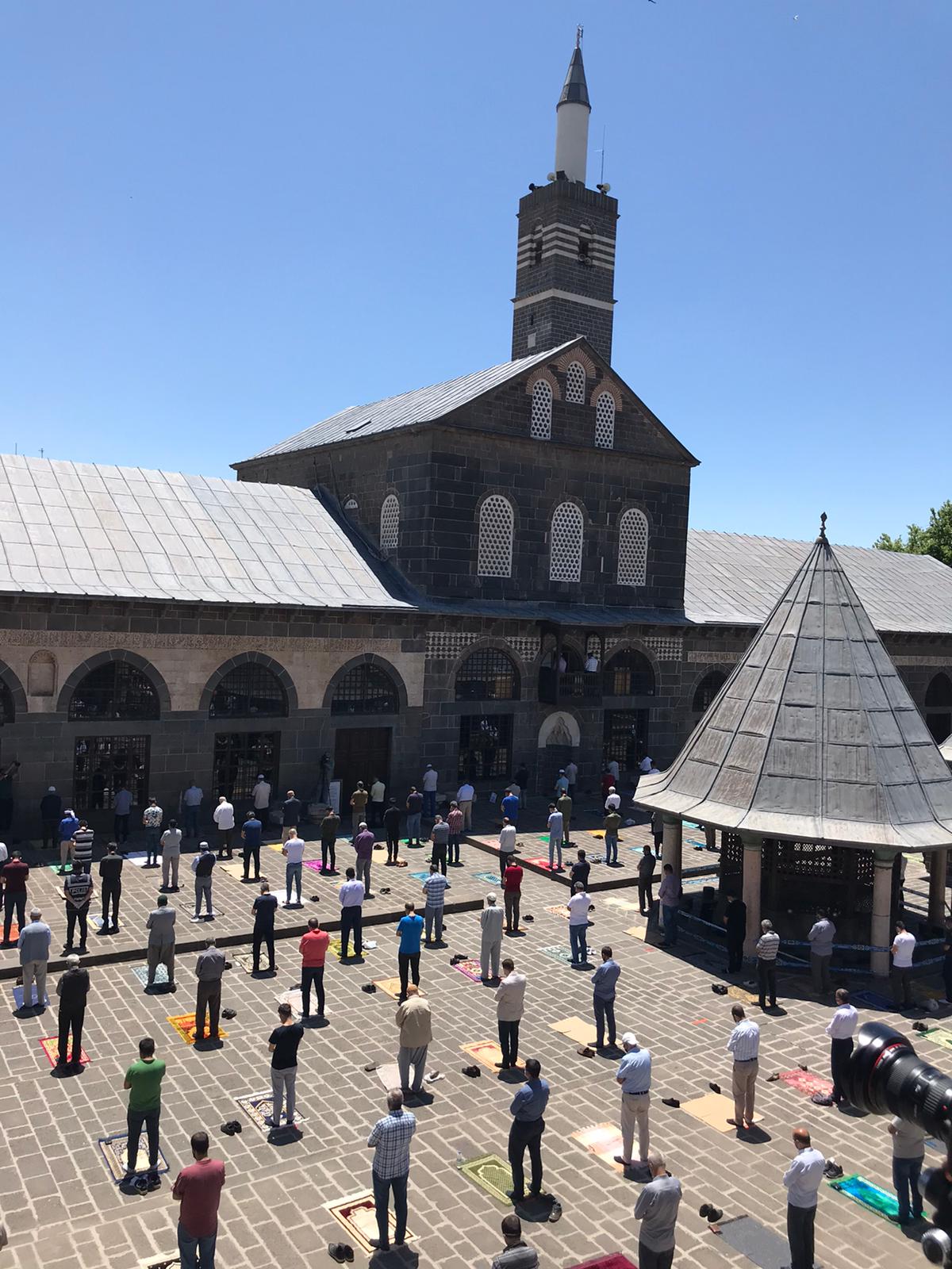Foto: Diyarbakır’da salgın gölgesinde ilk cuma namazı